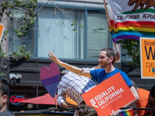 California State Senator Scott Weiner waves to the crowd at the 2018 San Francisco Pride Parade — Stock Photo, Image