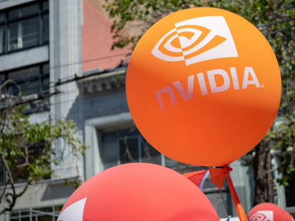 Logo naranja de nVidia sobre el balón en un entorno urbano — Foto de Stock