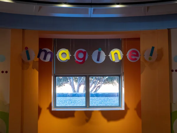 Imagine o sinal pendurado na sala de jogos das crianças — Fotografia de Stock