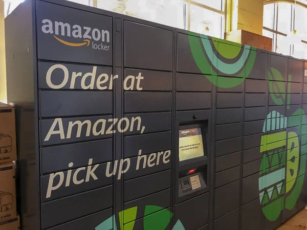 Amazon Locker sentado dentro de una ubicación de Whole Foods en Washington, DC — Foto de Stock