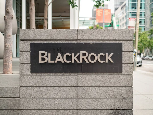 Logotipo de servicios financieros BlackRock fuera de la oficina en San Francisco — Foto de Stock