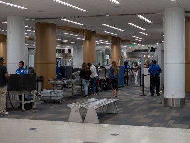 Yolcuları sıraya, bir Tsa terminal güvenlik denetim noktası San Francisco Uluslararası Havalimanı