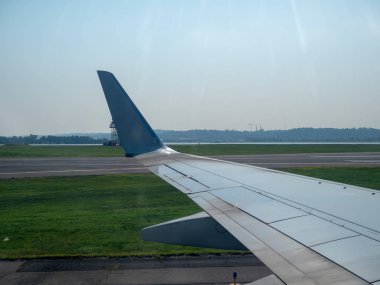Havaalanı pistinde kalkış ortasında uçağın kanat 