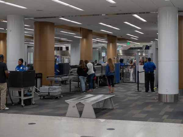 Reizigers wachten in de rij bij een Tsa terminal veiligheidscontrole in San Francisco International Airport — Stockfoto