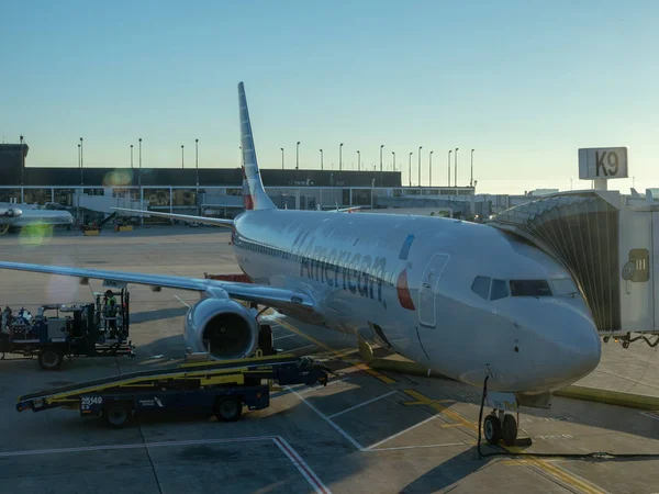 San Francisco International Airport Sfo yerleşik bir American Airlines uçak kapalı yolcular karaya 