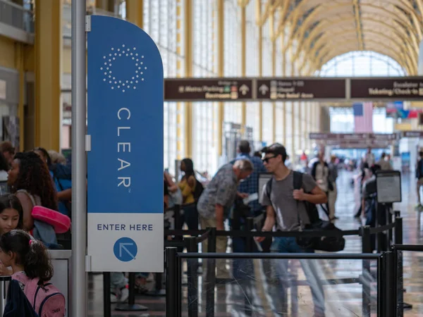 CLEAR, servicio de atajo de línea del aeropuerto, línea en el puesto de control de seguridad de la TSA en el Aeropuerto Nacional Reagan — Foto de Stock