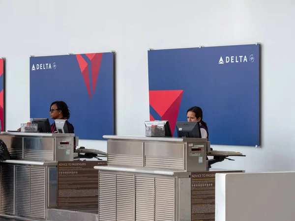 Delta Airlines registra en línea para pasajeros y equipaje en el Aeropuerto Nacional Reagan — Foto de Stock