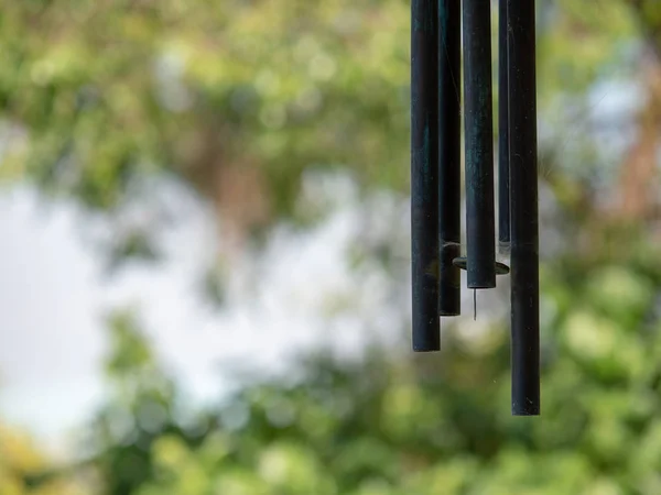 Colgando campanas de viento colgando en un patio trasero en un día soleado — Foto de Stock