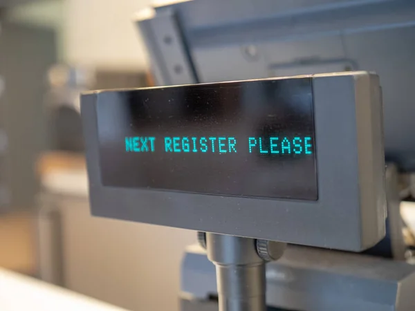 Fechar o próximo registo, por favor, note na máquina de caixa registadora — Fotografia de Stock