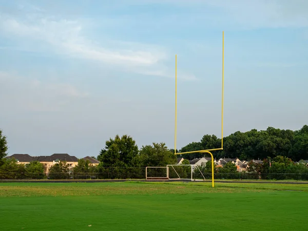 Fútbol gol puesto en un campo de la escuela secundaria en el sol de la noche — Foto de Stock