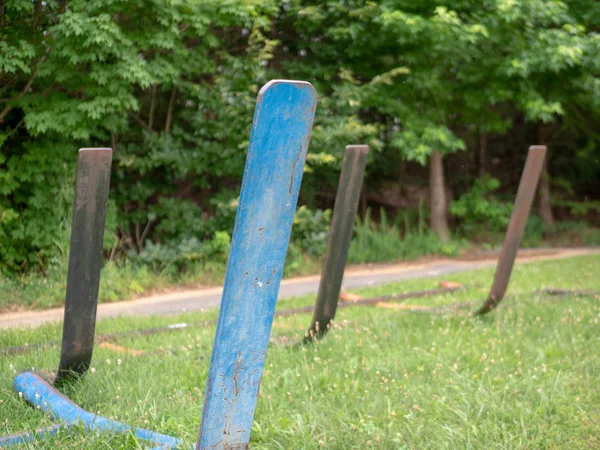 Trineos de fútbol oxidados sin almohadillas sentados en un campo de práctica vacío —  Fotos de Stock