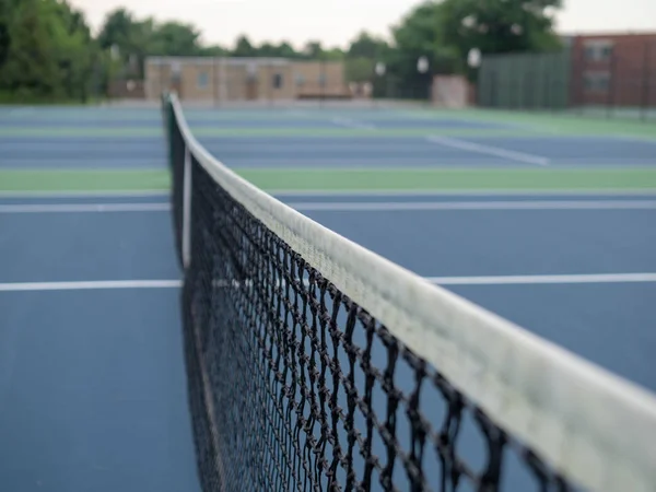 Primer plano de la red de canchas de tenis y poste en un parque local — Foto de Stock