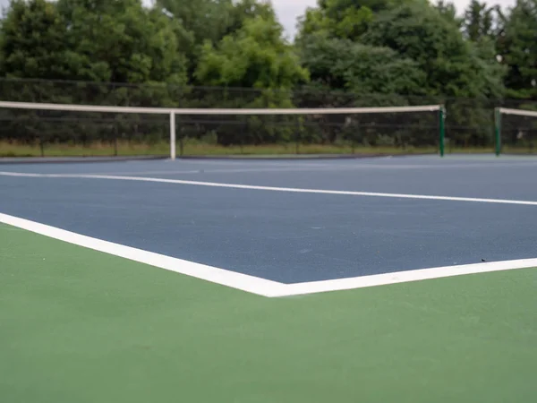 Pista de tenis limita marcador en una pista pequeña local, vista de ángulo bajo — Foto de Stock