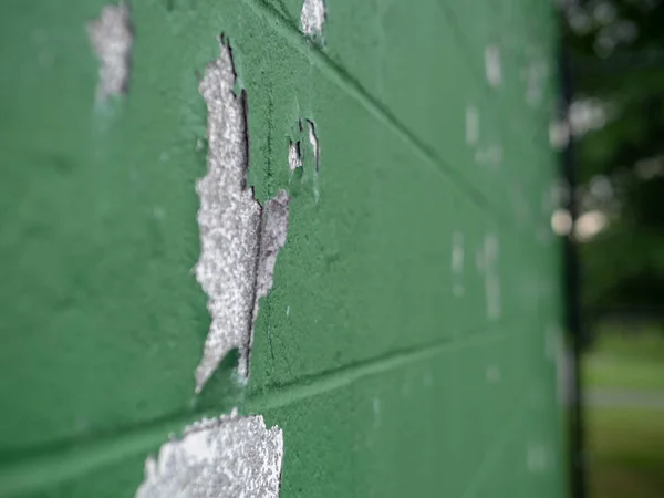 Vista en ángulo de la pintura que despega de la pared verde en el aire libre — Foto de Stock