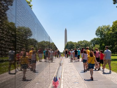 Vietnam Gazileri Anıtı turistler ve Washington Anıtı arka planda