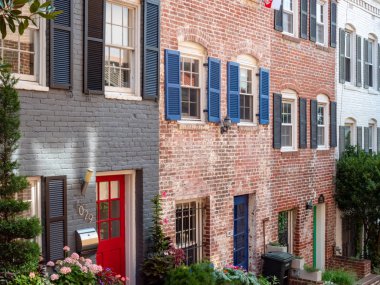 Mahalle sakin bir sokakta tuğla satır evlerin