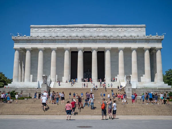 Los turistas exploran el Monumento a Lincoln en un día de verano — Foto de Stock
