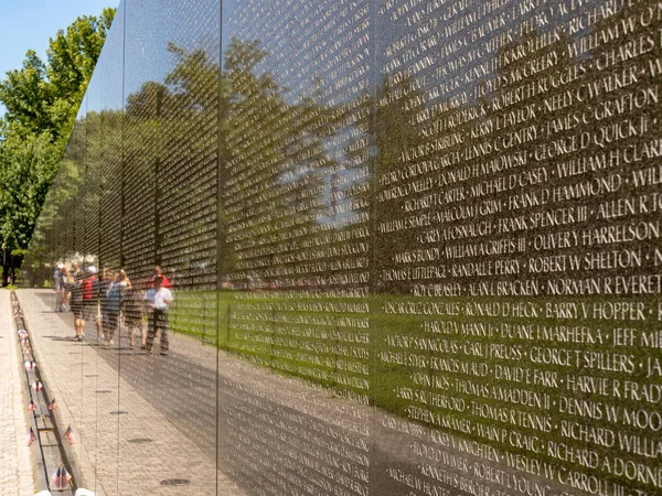 Close up of Vietnam Veterans Memorial with tourists in background on a summer day — Stock Photo, Image