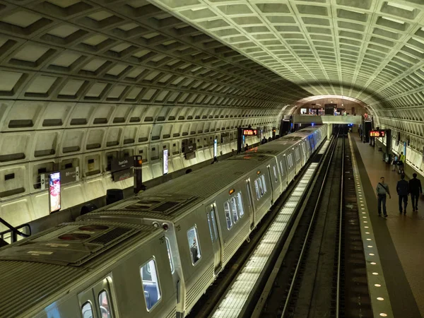 Dupont Circle İstasyonu Wmata yeni 7000 Serisi metro araba geldi