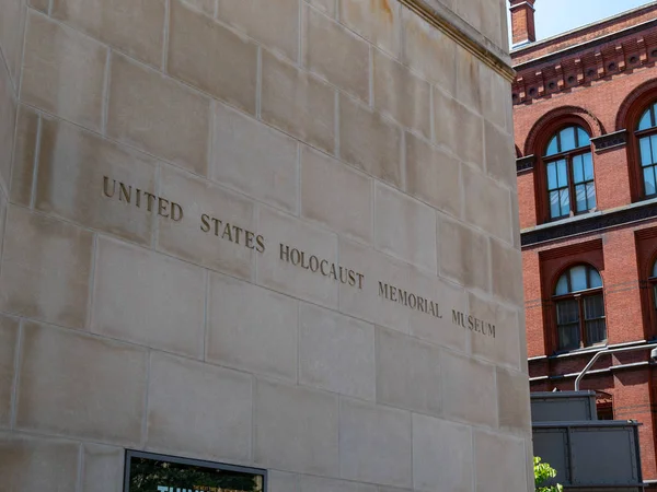 Señal de entrada del Museo Conmemorativo del Holocausto de los Estados Unidos fuera del edificio — Foto de Stock