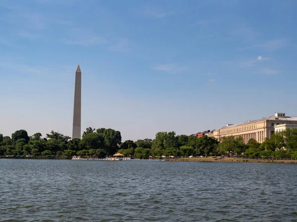 View of Washington Memorial and Bureau of Engraving and Printing from the Potomac River — Stock Photo, Image