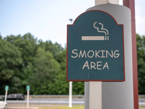 İşaret için açık bir park yerinde Özel Sigara İçilir Alan