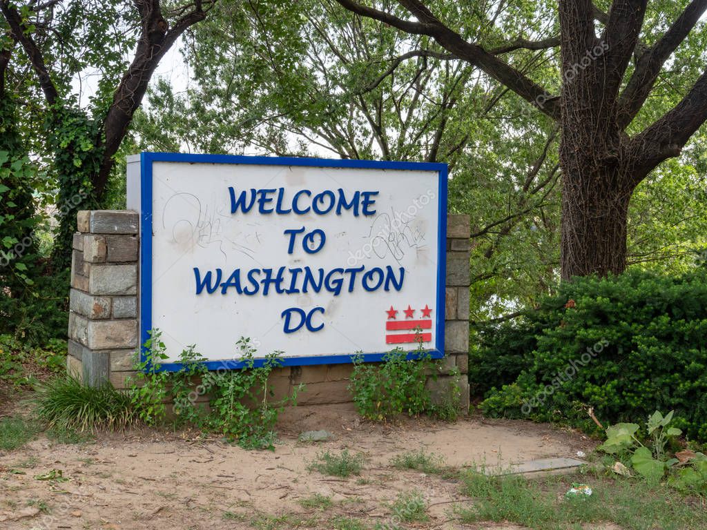 Washington DC welcome sign sitting between Arlington and Georgetown