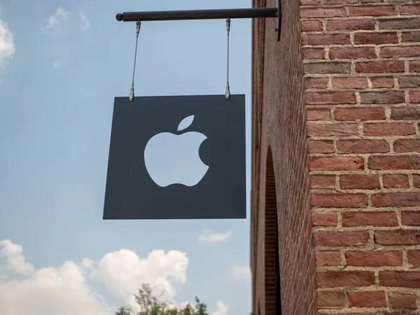 Recorte el logotipo de Apple y firme fuera de Williamsburg, NY ubicación — Foto de Stock