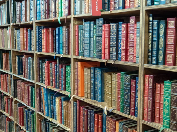 Pilas de libros clásicos en la librería Strand de Nueva York — Foto de Stock