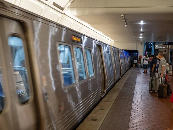 WMATA Metro serie 7000 tren zoom por los pasajeros a Shady Grove — Foto de Stock