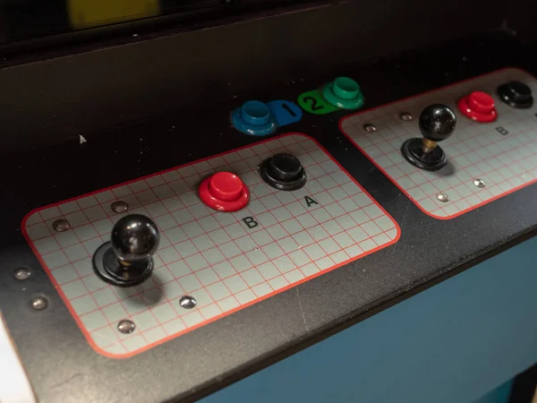 Joystick e pulsanti del classico armadio arcade in arcade scuro — Foto Stock