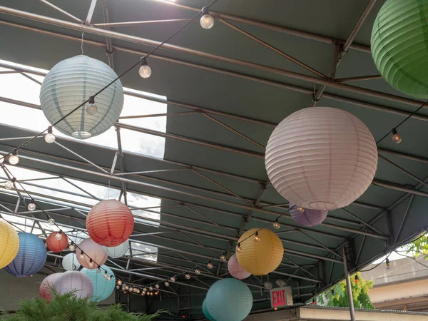 Lanternas de papel penduradas em um ambiente festivo, armazém industrial — Fotografia de Stock