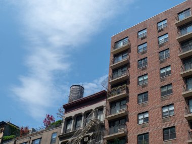 New York'ta apartmanda yangın merdiveni ve teraslar