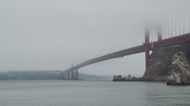 Uitzicht op de baai van San Francisco Golden Gate Bridge en Fort punt op mistige, bewolkte dag — Stockvideo