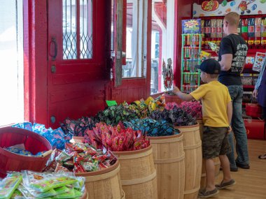 Genç bir çocuk ve babası bir şekerci dükkânı, çeşitli depo gözleri üzerinden kazmak