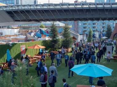 Konferans katılımcı Salesforce s Dreamforce konferans ana park alanı