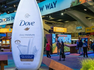 Salesforce Dreamforce Konferansı'nda dev şişme güvercin vücut yıkama şişe