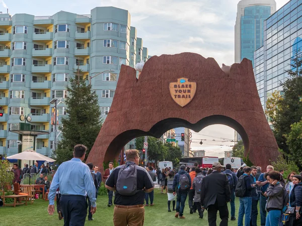 Salesforce Blaze su Trail señal de entrada a la conferencia Dreamforce — Foto de Stock