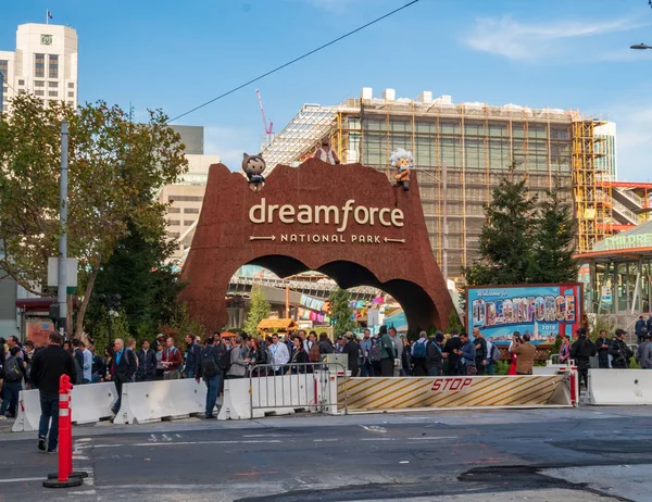 Salesforce toplantı girişinde Dreamforce Milli Parkı