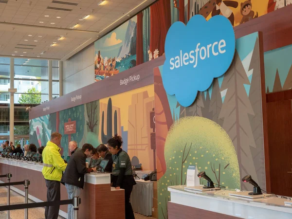 Konferans katılımcı Salesforce Dreamforce hoş geldiniz masada yardım alma
