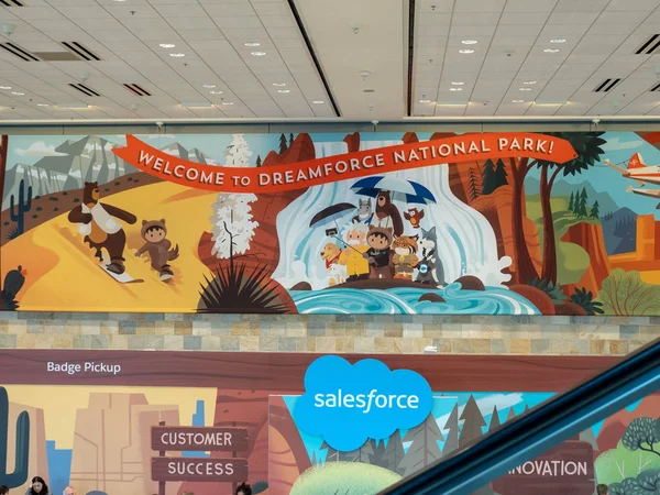 Bienvenido al Parque Nacional Dreamforce Publicado con el logotipo de Salesforce en conferencia — Foto de Stock