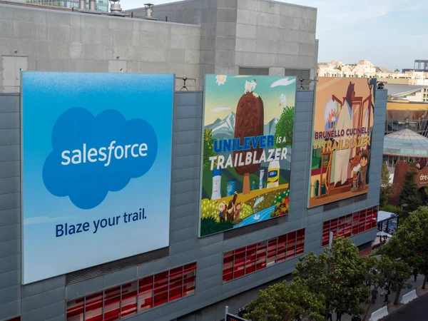 Salesforce şehir San Francisco Dreamforce konferans için asılı Unilever ve Brunello Cucinelli reklam panoları ile