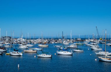 Yelkenli bir liman marina bölgesinde onlarca