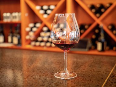 Oda tadımı tezgahın üzerine oturan kırmızı şarap tadımı