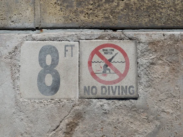 8 футів, мілководдя, немає знаку дайвінгу біля басейну — стокове фото