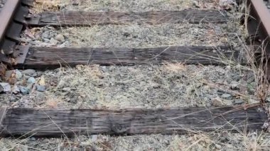 Yukarı doğru boş kırsal demiryolu parça bulutlu bir günde kadeh kaydırmak