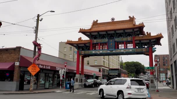 Ιστορική πύλη Chinatown Σιάτλ για μια ημέρα συννεφιά, με την κυκλοφορία και τους θεατές — Αρχείο Βίντεο