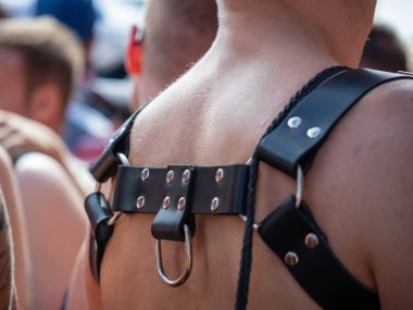 BDSM deri koşum gömleksiz beyaz erkek üzerinde