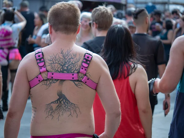 Hombre con arnés BDSM rosa en Folsom Street Fair — Foto de Stock