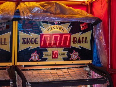 Bir plastik depolama Skee topu arcade oyun istasyonu sarılı